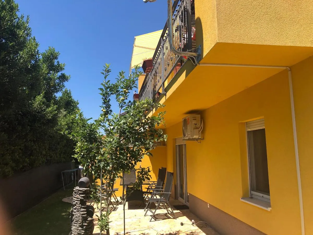Spacious Apartment Close To The Sea In Kastel Luksic Kastela