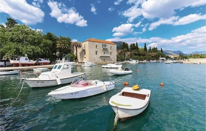 Spacious Apartment Close To The Sea In Kastel Luksic Kastela
