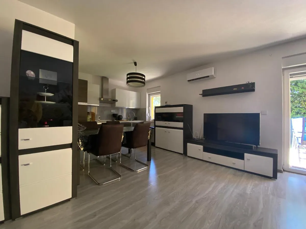 Spacious Apartment Close To The Sea In Kastel Luksic Kastela Croatia