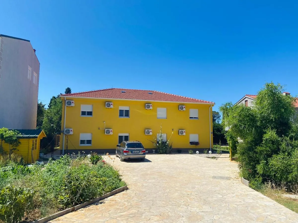 Spacious Apartment Close To The Sea In Kastel Luksic Kastela
