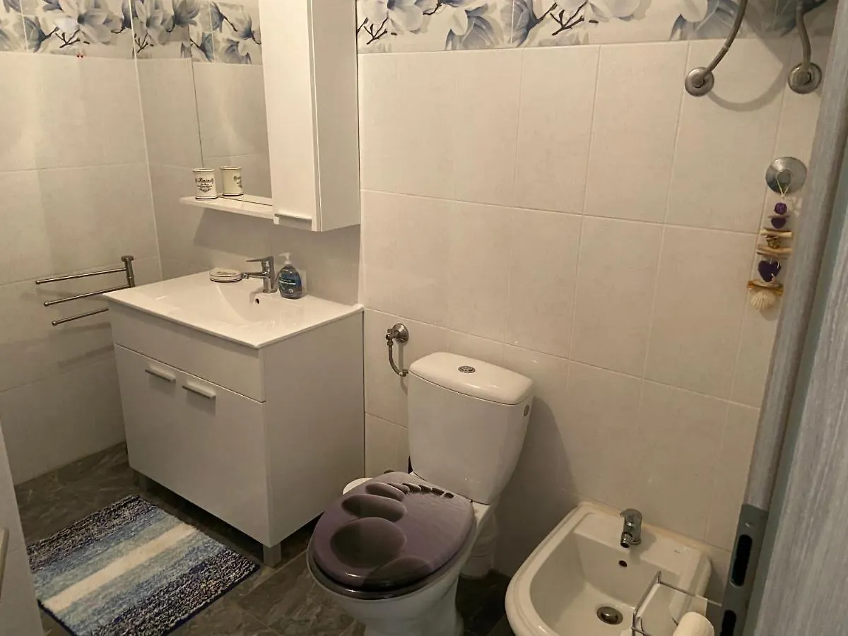 Spacious Apartment Close To The Sea In Kastel Luksic Kastela