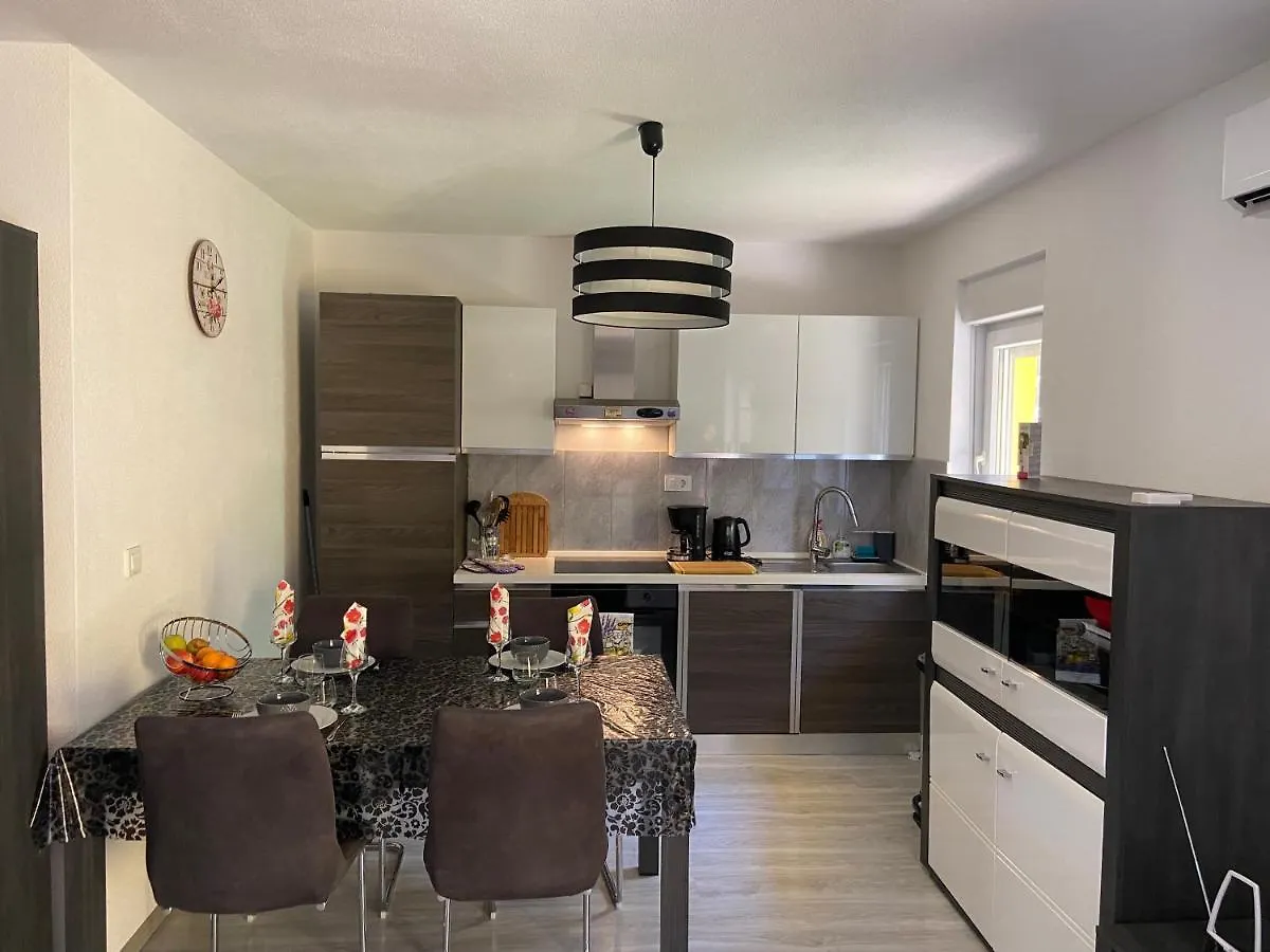 Spacious Apartment Close To The Sea In Kastel Luksic Kastela Croatia