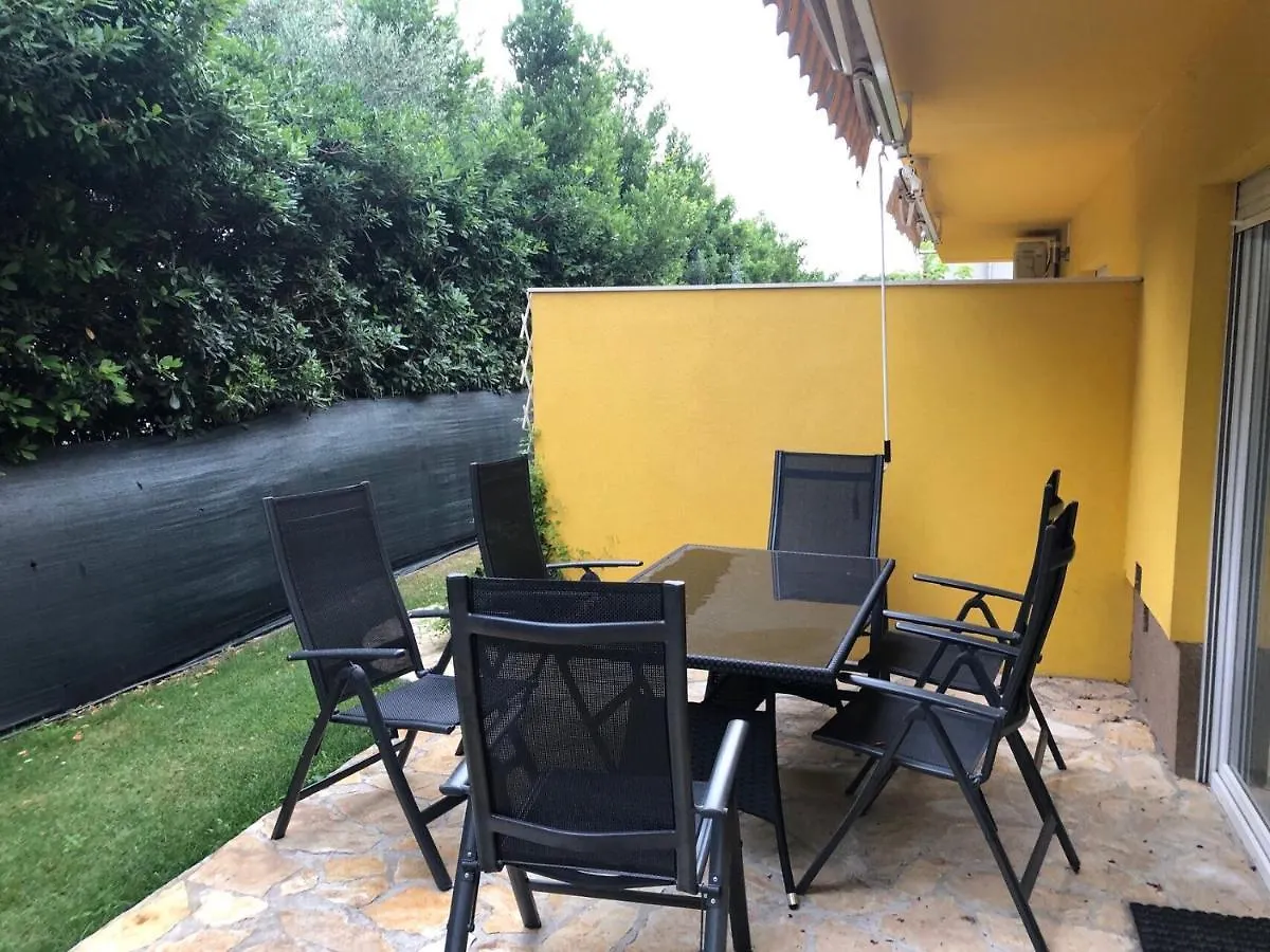 Spacious Apartment Close To The Sea In Kastel Luksic Kastela