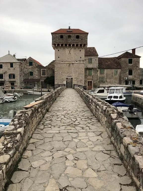 Spacious Apartment Close To The Sea In Kastel Luksic Kastela Croatia