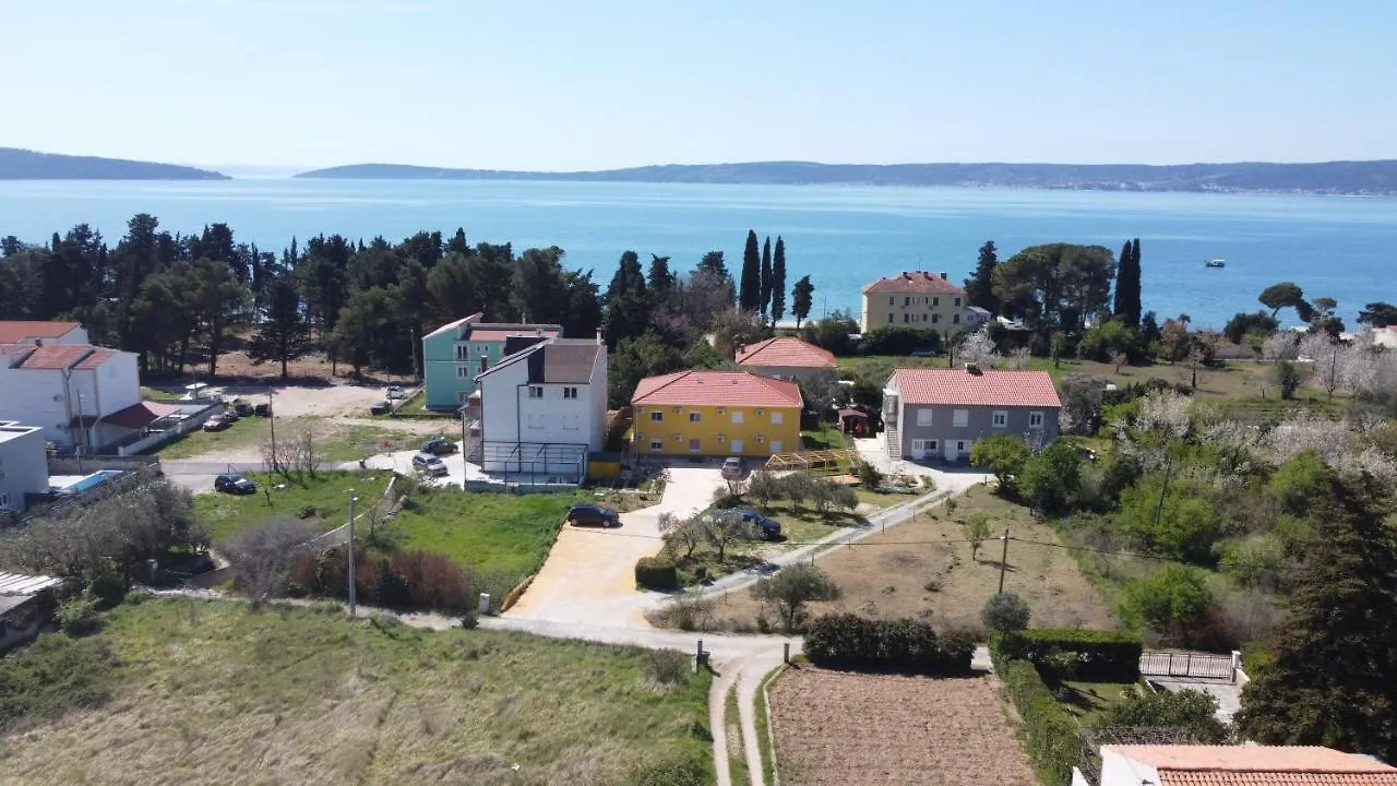 Spacious Apartment Close To The Sea In Kastel Luksic Kaštela