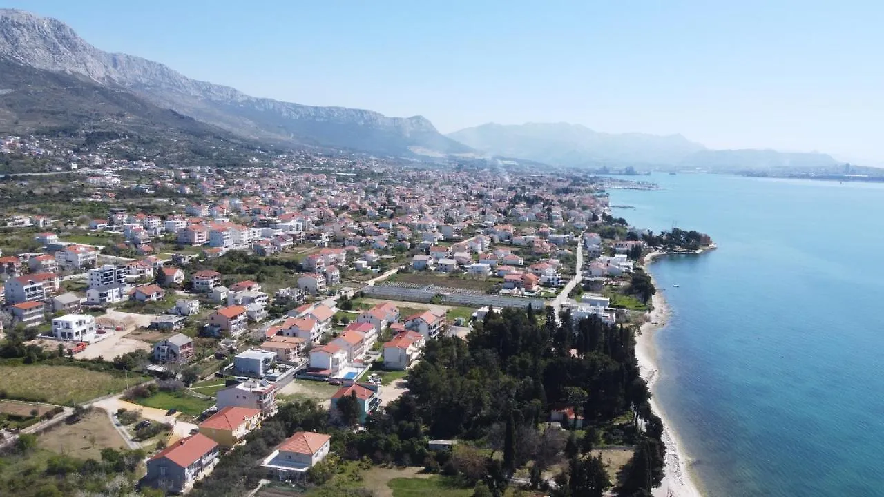 Spacious Apartment Close To The Sea In Kastel Luksic Kastela