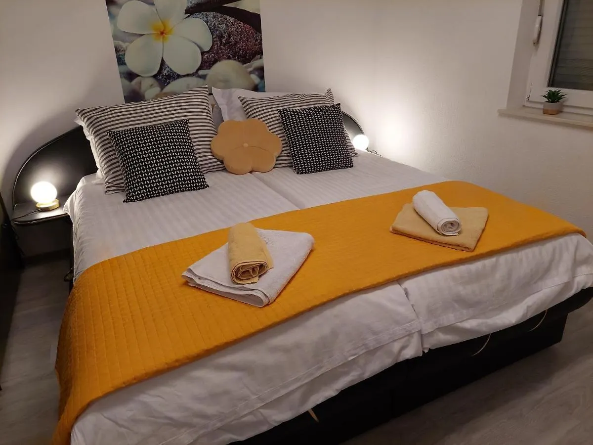 Spacious Apartment Close To The Sea In Kastel Luksic Kastela