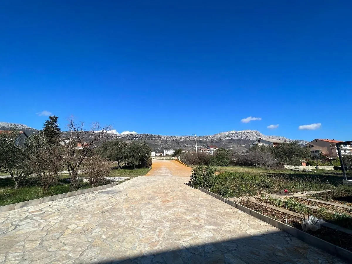 Spacious Apartment Close To The Sea In Kastel Luksic Kastela